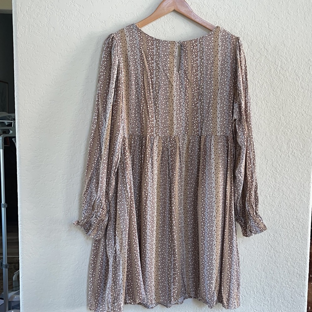 NWT Tan Floral Curvy Dress - Picture 10 of 11